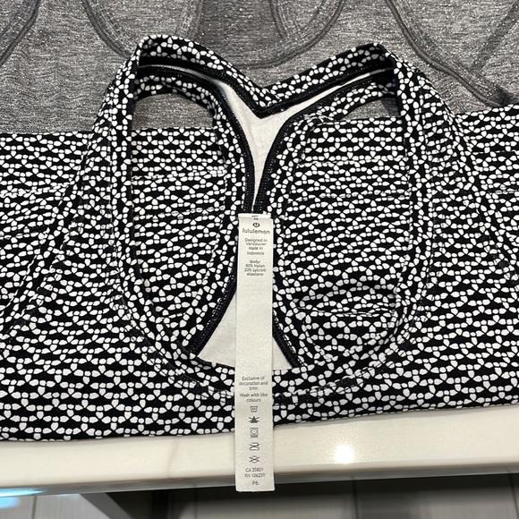 5 lululemon size 6 swifty racer backs plus 1 racer back (not swifty) size 8. - Picture 2 of 6